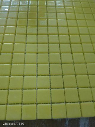 Lote de más de 2500 azulejos blancos y amarillos