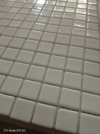 Lote de más de 2500 azulejos blancos y amarillos