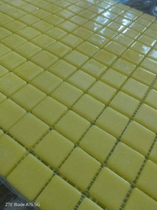 Lote de más de 2500 azulejos blancos y amarillos