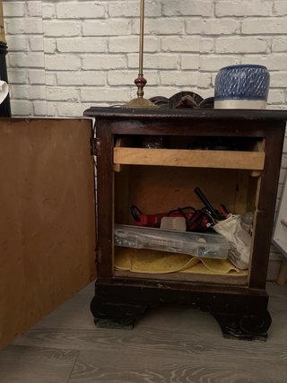 Mesita de noche antigua de madera