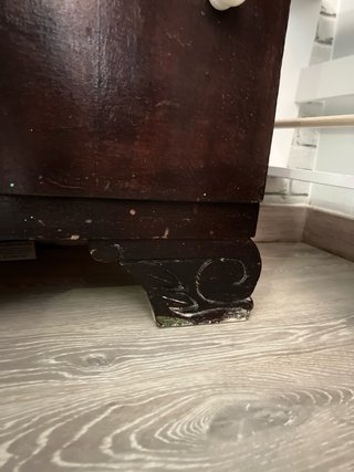 Mesita de noche antigua de madera