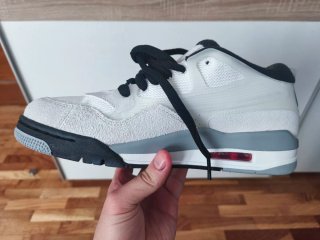 Zapatillas grises y blancas