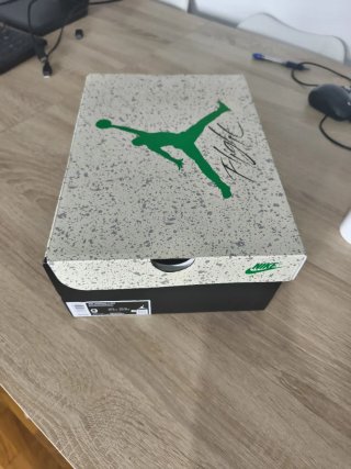 Zapatillas grises y blancas