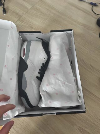 Zapatillas grises y blancas
