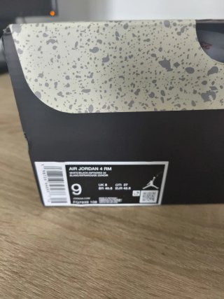 Zapatillas grises y blancas
