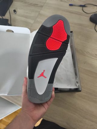 Zapatillas grises y blancas