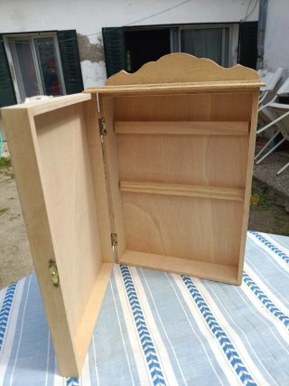 Mueble de madera con detalles dorados