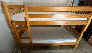 Litera de madera con colchones
