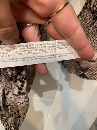 Camisa Stradivarius estampado serpiente
