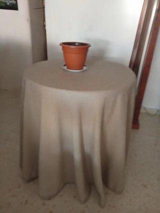Mesa camilla con ropa y cristal