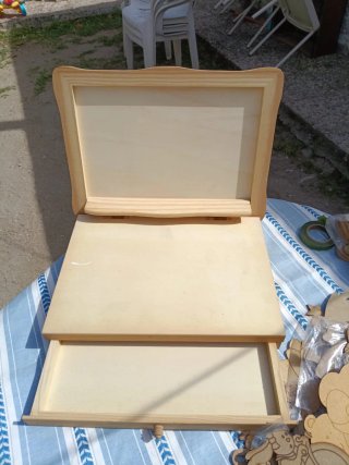 Caja de madera con cajón y tapa