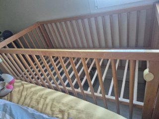 Cuna de madera IKEA con colchón