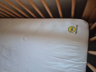 Cuna de madera IKEA con colchón