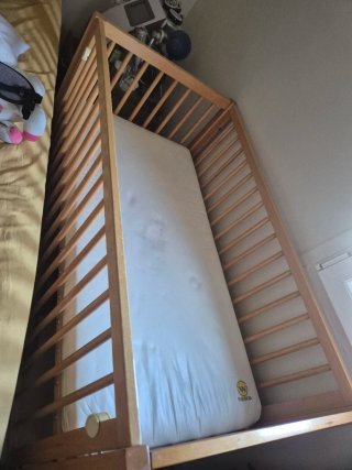 Cuna de madera IKEA con colchón