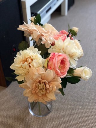 Flores artificiales IKEA con jarrón de cristal
