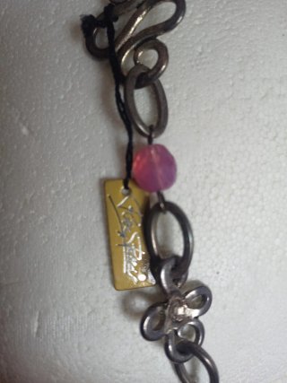 Collar bisutería plateado mate con abalorios rosa