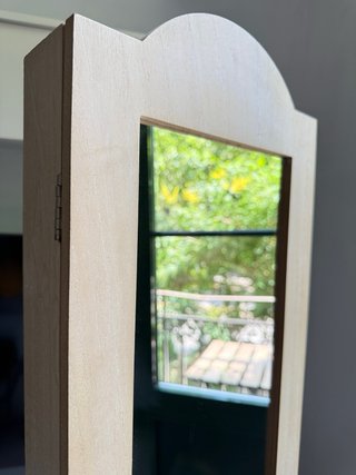 Armario joyero de madera con espejo