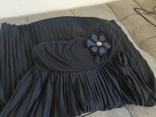 Vestido negro con flor