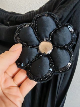 Vestido negro con flor