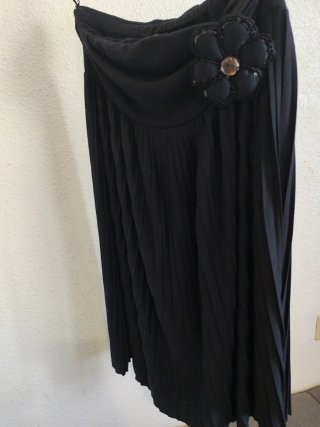 Vestido negro con flor