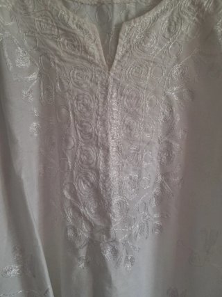 Blusa blanca bordada manga larga