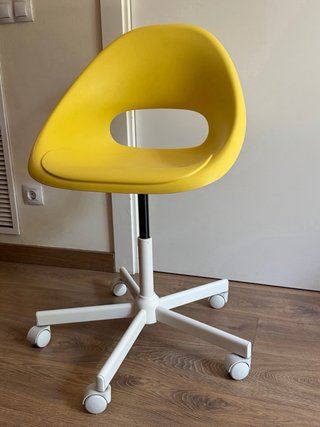 Silla de oficina amarilla con ruedas