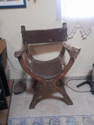 Sillón antiguo de madera y cuero