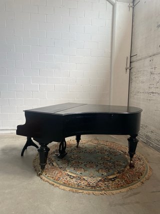 Piano antiguo Petrof
