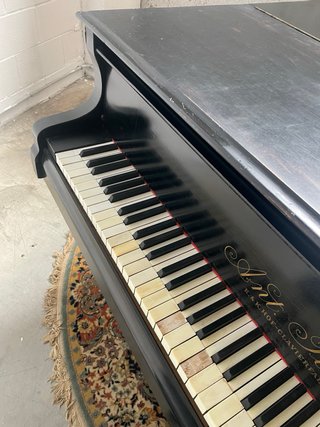 Piano antiguo Petrof