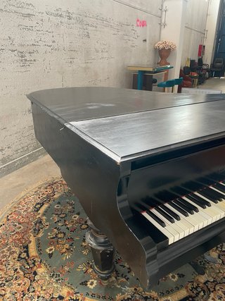 Piano antiguo Petrof
