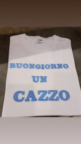 T-shirt ricamata Buongiorno un cazzo