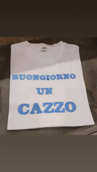 T-shirt ricamata Buongiorno un cazzo