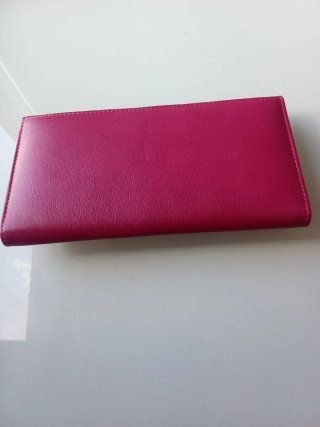 Billetera monedero rosa con detalle marrón