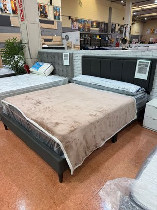 Cama tapizada de 150cm con cabecero.