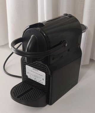 Cafetera de cápsulas Nespresso Inissia Negra
