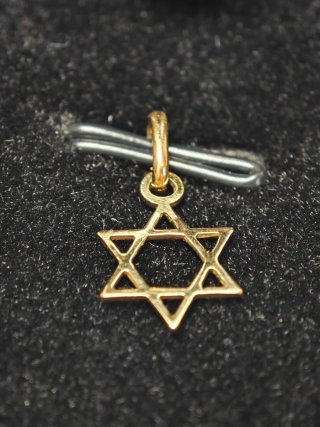 Colgante de oro de la Estrella de David