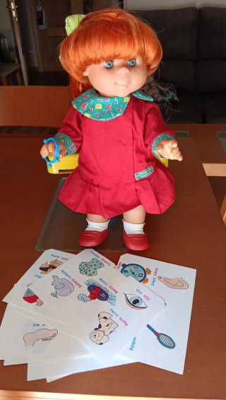 Muñeca Pocas Pecas Pupitre Mágico