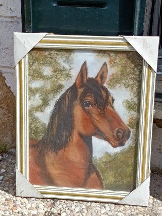 Cuadro de caballo marrón y dorado