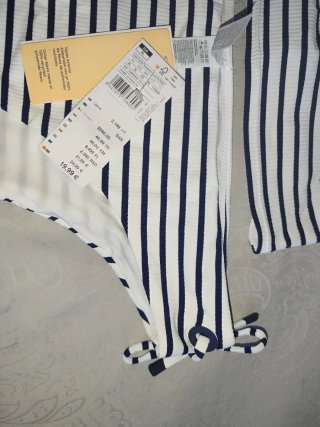 Bikini a rayas azul y blanco
