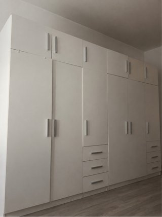 Armarios blancos de madera