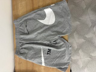 Pantalón corto Nike gris con logo