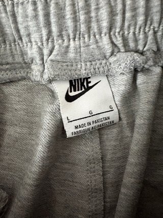 Pantalón corto Nike gris con logo