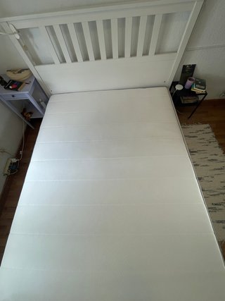 Cama y colchón casi nuevos