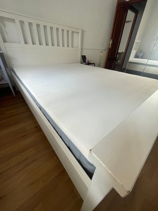 Cama y colchón casi nuevos