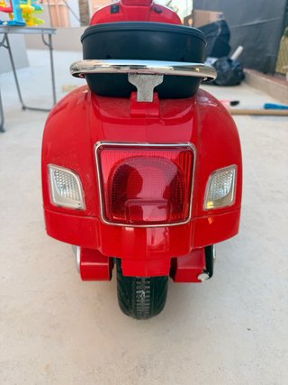 Moto Eléctrica Infantil Vespa Roja