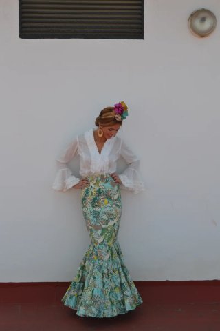 Traje de flamenca verde y multicolor