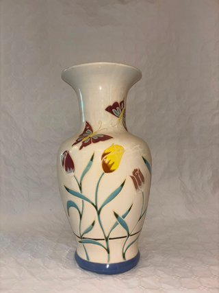 Jarrón de cerámica con tulipanes y mariposas