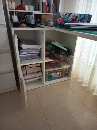 Escritorio blanco con almacenaje y cristal