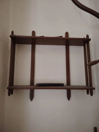 Estantería de madera marrón