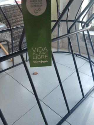 Mesa de acero negra nueva con etiqueta